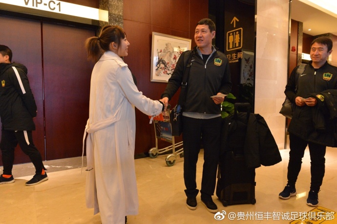 叶辰刚把车停稳，秦刚便迫不及待的带着女儿和侄子迎了上来，口中恭敬的说：叶大师您来了。